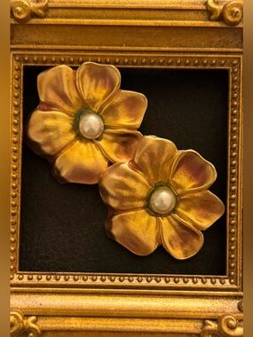 Gold Ombré Flower Vintage Earrings with Pearl Centers